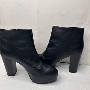Divided by H&M Women’s Platform Ankle Boots Black Faux Leather. Size 8